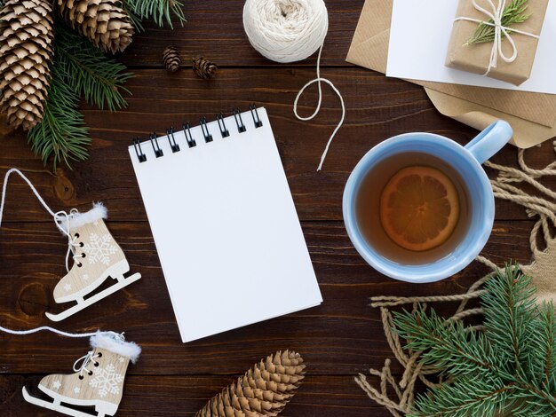 Concepto de Navidad en mesa de madera con espacio de copia