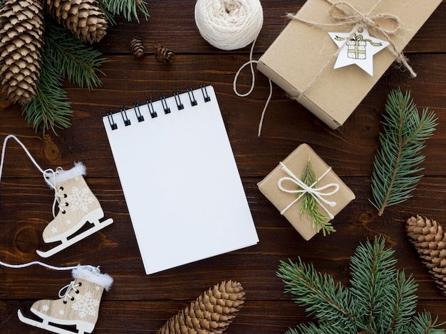 Concepto de Navidad en mesa de madera con espacio de copia