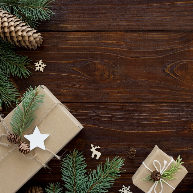 Concepto de Navidad en mesa de madera con espacio de copia