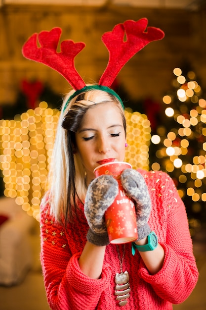 Concepto de navidad con mujer bebiendo