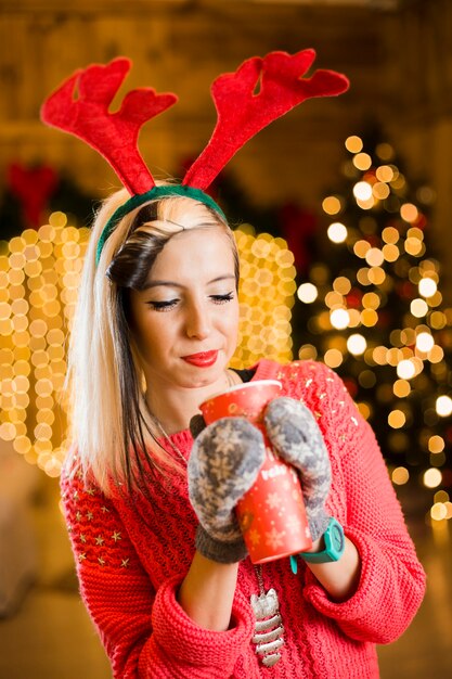 Concepto de navidad con mujer rubia bebiendo