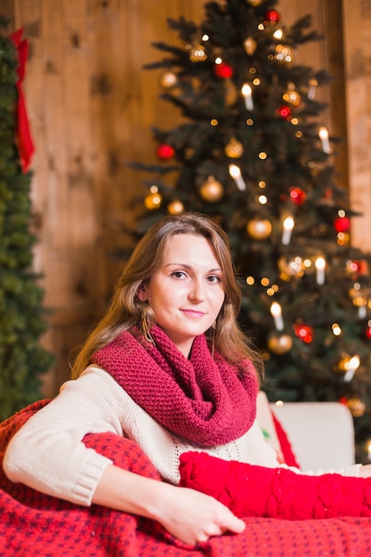 Concepto de navidad con mujer en salón