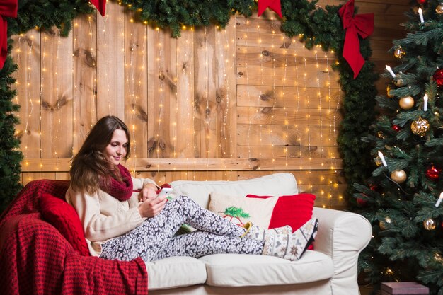 Concepto de navidad con mujer en sofá