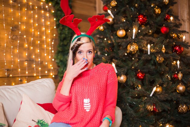 Concepto de navidad con mujer sorprendida