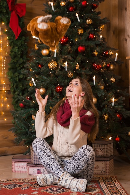 Concepto de navidad con mujer tirando peluche