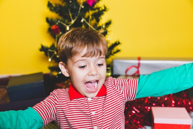 Foto gratuita concepto de navidad con niño alegre