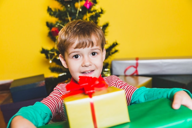 Concepto de navidad con niño feliz y regalo