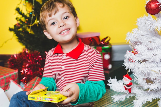 Foto gratuita concepto de navidad con niño feliz