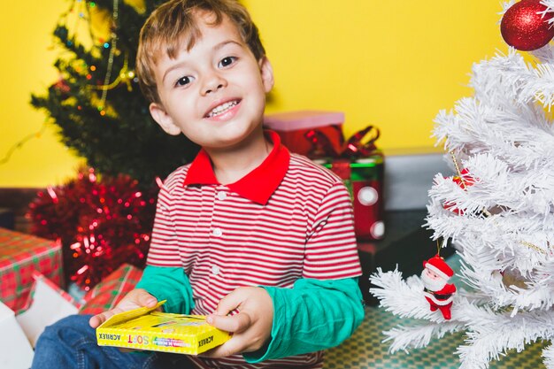 Concepto de navidad con niño feliz