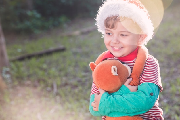 Concepto de navidad con niño fuera