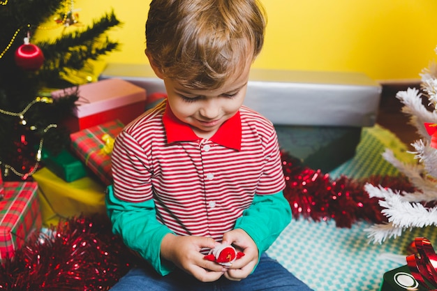 Concepto de navidad con niño jugando en casa