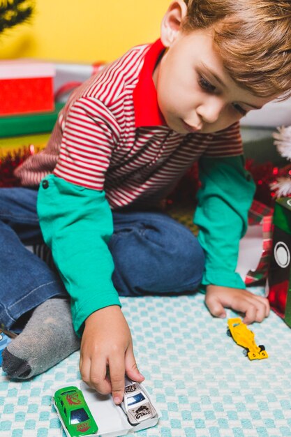 Concepto de navidad con niño jugando