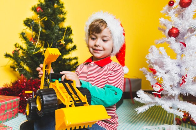 Concepto de navidad con niño jugando