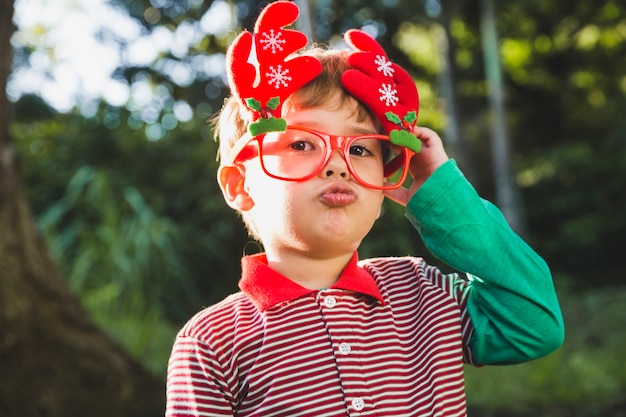 Concepto de navidad con niño en la naturaleza