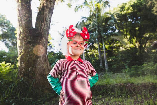 Concepto de navidad con niño sonriente en la naturaleza