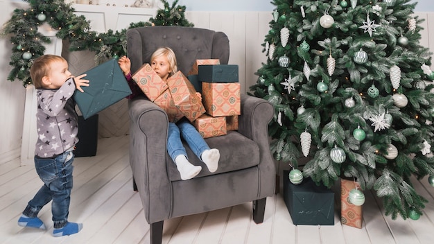 Concepto de navidad con niños en sofá