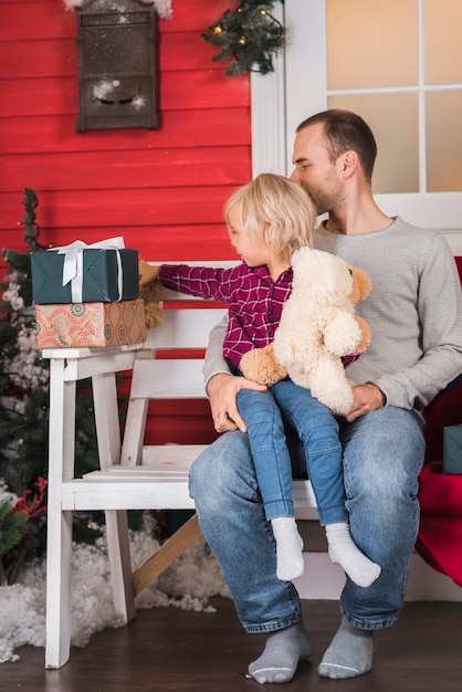 Foto gratuita concepto de navidad con padre e hija en banco