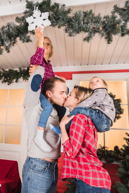 Concepto de navidad con padres besándose