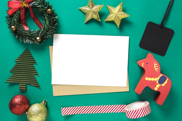 Foto gratuita concepto de navidad con papel en medio