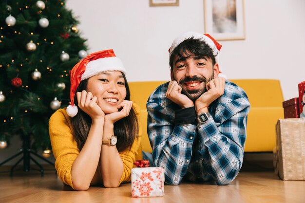 Concepto de navidad con pareja feliz en salón