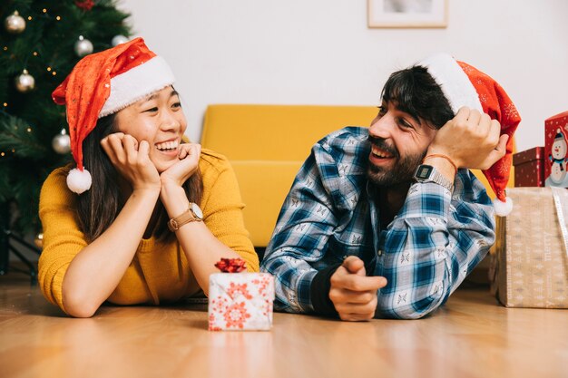 Concepto de navidad con pareja en el suelo