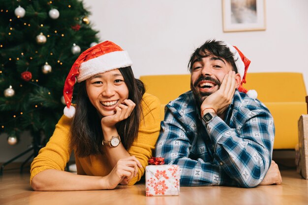 Concepto de navidad con pareja tumbada en el suelo