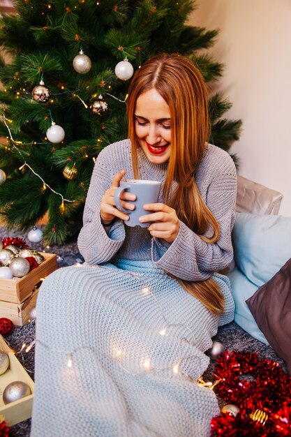 Concepto de navidad y té con mujer feliz