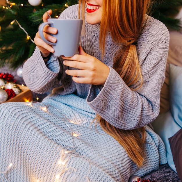 Foto gratuita concepto de navidad y té con mujer joven