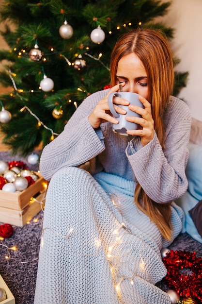 Foto gratuita concepto de navidad y té on mujer