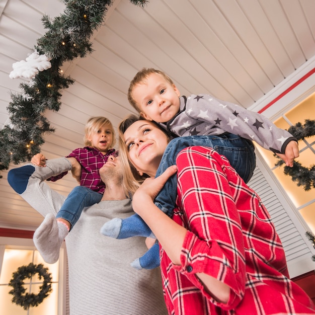 Concepto de navidad con vista de abajo de familia