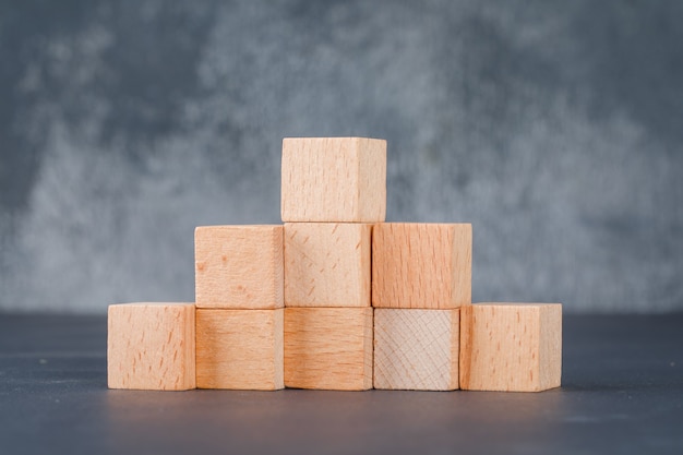 Concepto de negocio con bloques de madera como escaleras.