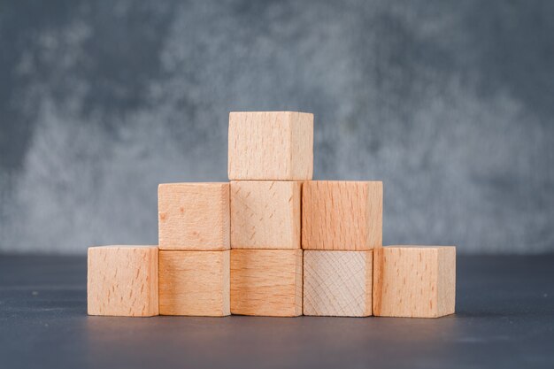 Concepto de negocio con bloques de madera como escaleras.