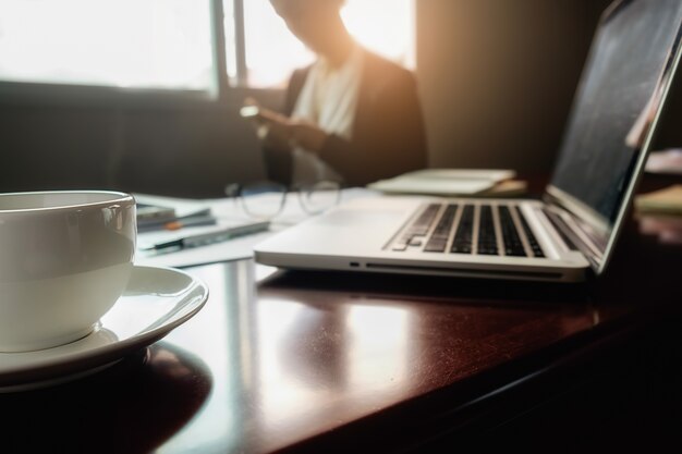 Concepto de negocio con copia espacio. Mesa de escritorio de oficina con enfoque de pluma y análisis de gráfico, computadora, bloc de notas, taza de café en el tablero desk.Vintage Retro filtro, enfoque selectivo.