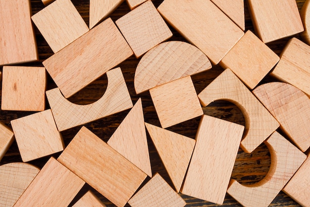 Concepto de negocio con formas geométricas de madera en primer plano de la mesa de madera.