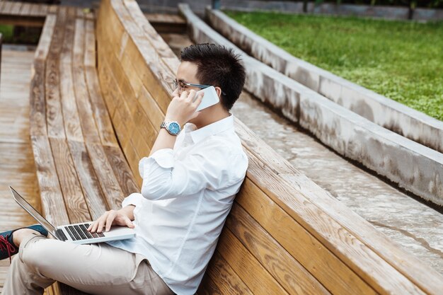 Concepto Negocio - Hombre de negocios serio hablando con su proyecto en su teléfono móvil