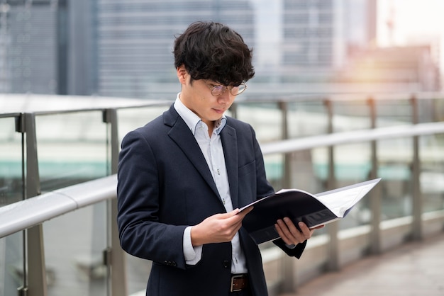 Concepto de negocio japonés con persona de negocios.