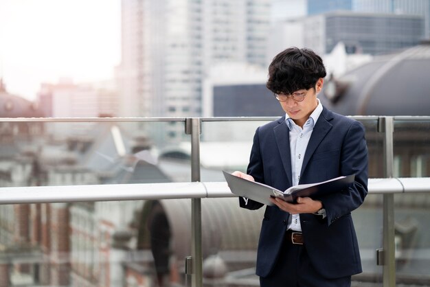 Concepto de negocio japonés con persona de negocios.