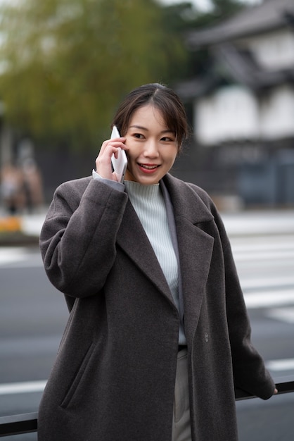 Foto gratuita concepto de negocio japonés con persona de negocios.