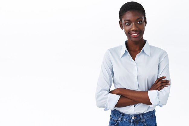 Concepto de negocio, mujeres y empresa. Retrato de cintura para arriba de la sonriente jefa afroamericana