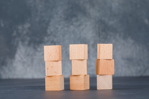 Concepto de negocio con nueve bloques de madera.