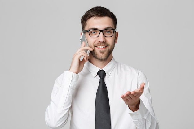 Concepto de negocio retrato apuesto hombre de negocios en el teléfono con rostro sonriente confiado White BackgroundCopy Space