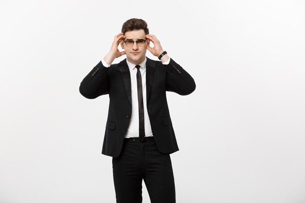 Concepto de negocio: retrato apuesto joven empresario con gafas aisladas sobre fondo blanco.