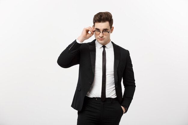 Concepto de negocio: retrato apuesto joven empresario con gafas aisladas sobre fondo blanco.