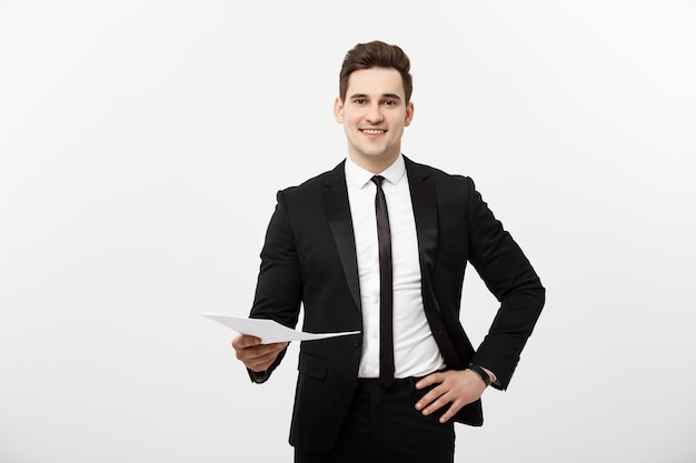 Concepto de negocio y trabajo: hombre elegante en el traje con currículum vitae para la contratación de trabajo en el interior blanco brillante.