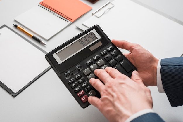Concepto de negocios con manos usando calculadora