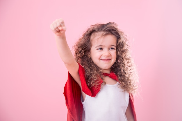 Foto gratuita concepto de niños, niña sonriente jugando superhéroe