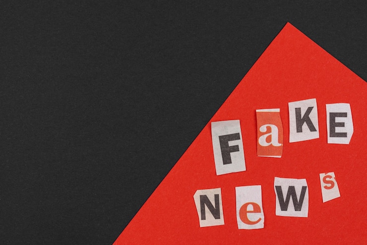 Foto gratuito concepto de noticias falsas con vista superior del espacio de copia
