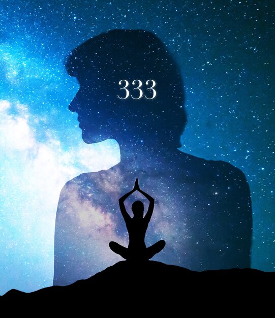 Concepto de numerología con mujer meditando tiro completo