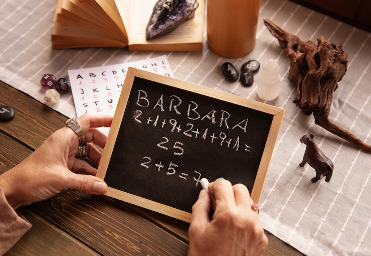 Foto gratuito concepto de numerología con pizarra encima de la vista