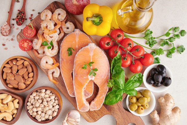 Concepto de nutrición equilibrada para una alimentación limpia dieta mediterránea flexitariana Vista superior plana. Nutrición, concepto de alimentación limpia. Plan de dieta con vitaminas y minerales. Salmón y Camarones, Mezcla de verduras